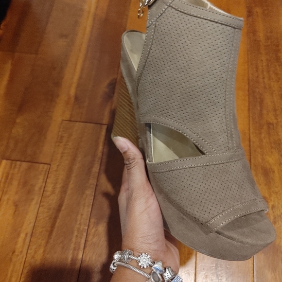 Guess Sarann Cutout Wedges - Picture 4 of 5